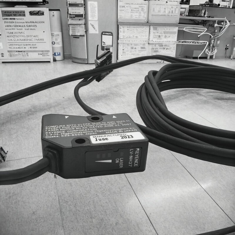 KEYENCE LV-NH32 is digital laser sensor EYENCE, belonging to the spot reflection type. - Image 2